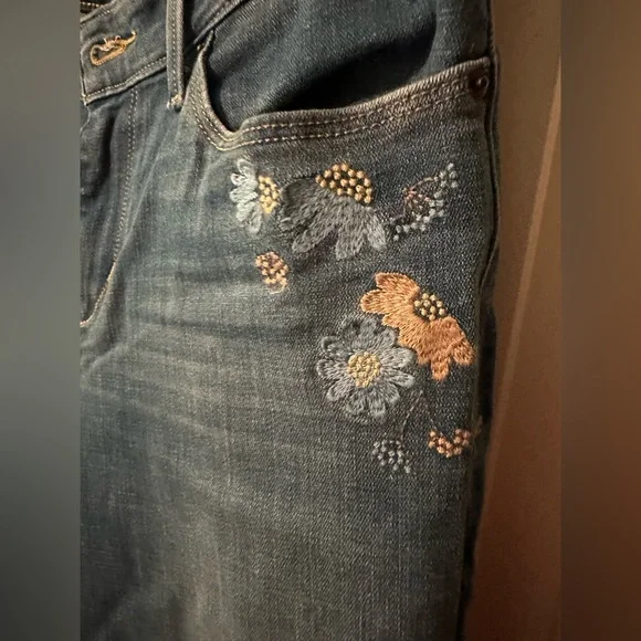 SOLD - Mid Rise Skinny Floral Embroidered Levi’s Jeans - Picture 6 of 8